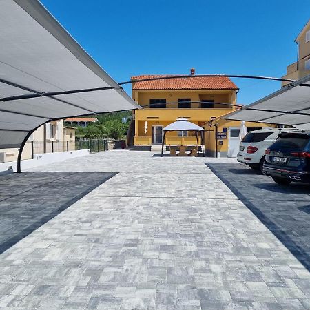Apartments Gael Lopar Exterior photo